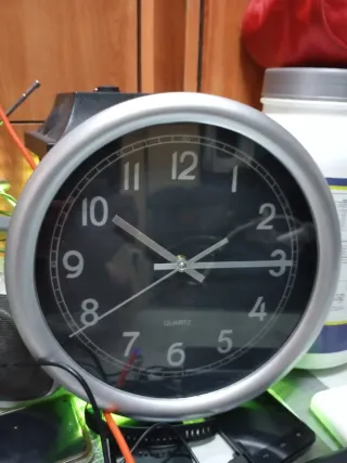 Reloj de pared redondo plateado