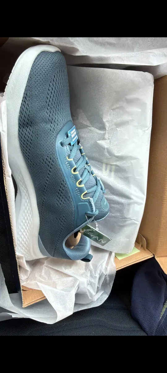 Zapatillas deportivas azules y blancas