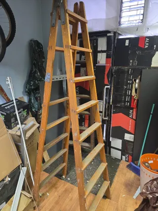 Escalera de madera plegable