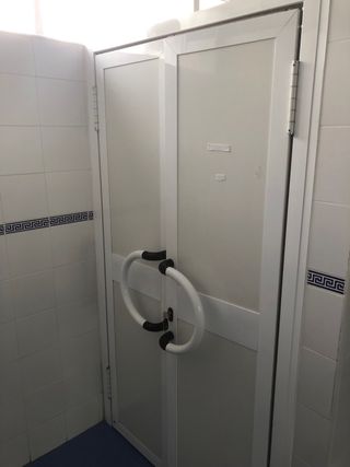 Puerta aluminio abatible