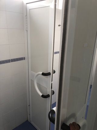 Puerta aluminio abatible