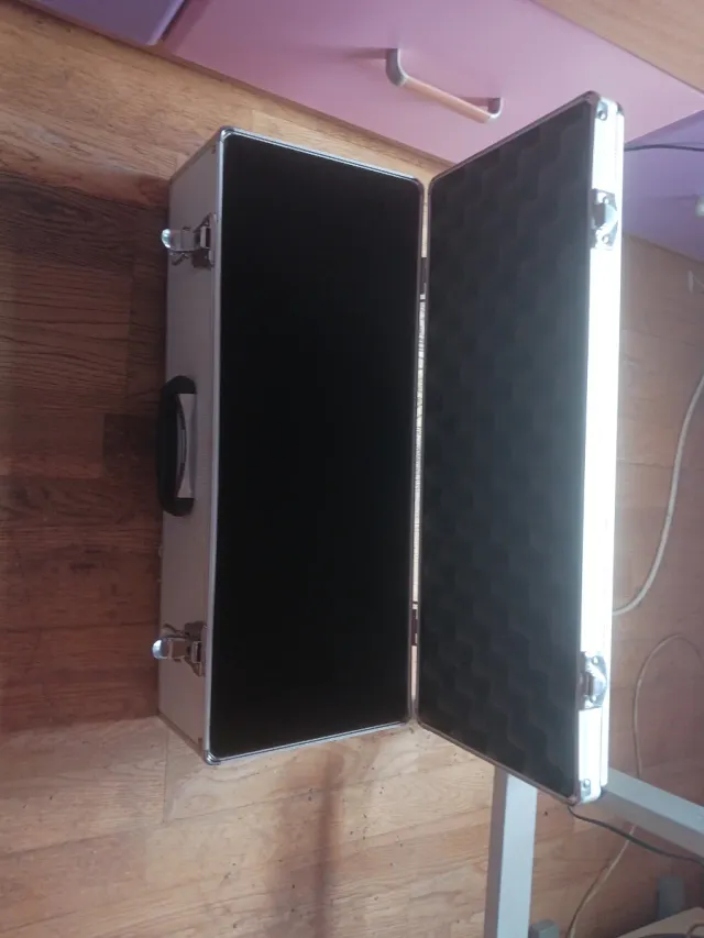 Maletín metálico para guardar cosas