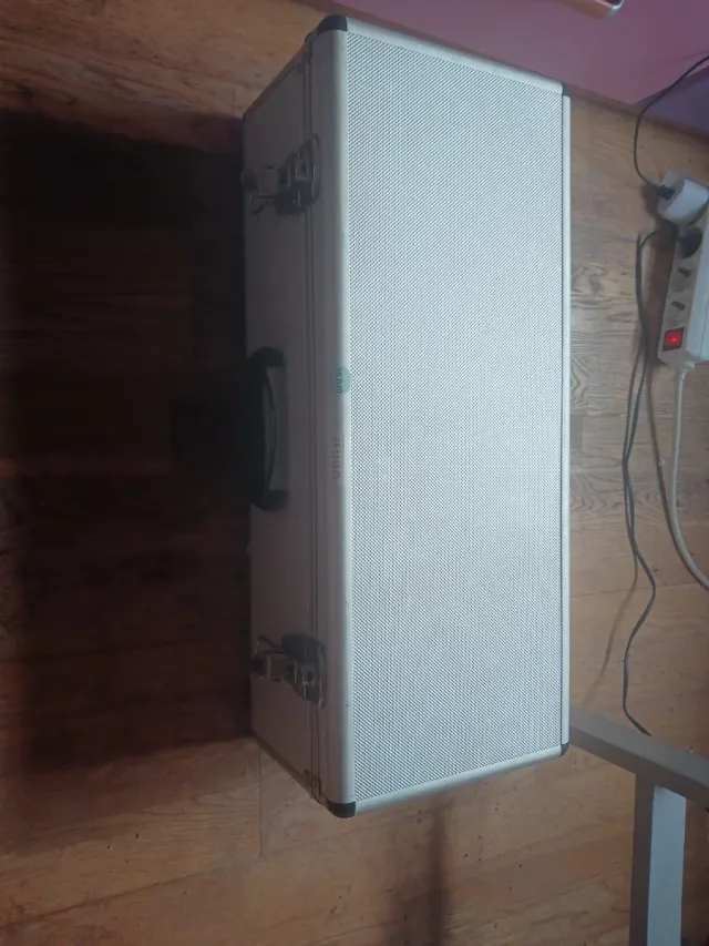 Maletín metálico para guardar cosas