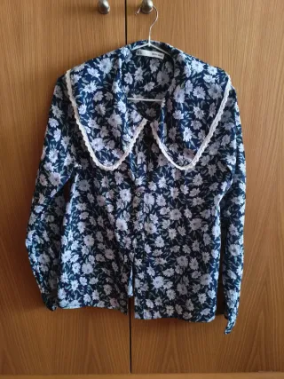 Blusa de flores azul con cuello