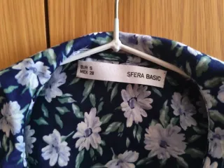 Blusa de flores azul con cuello