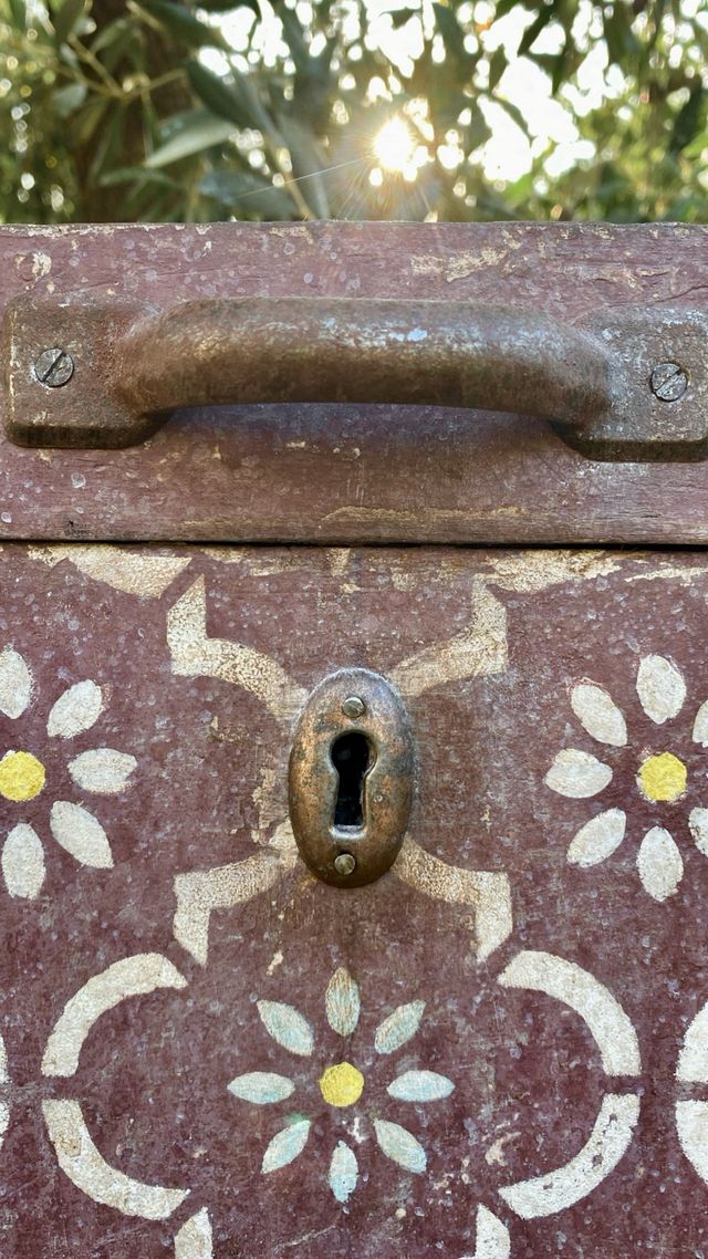 Baule decorato in legno