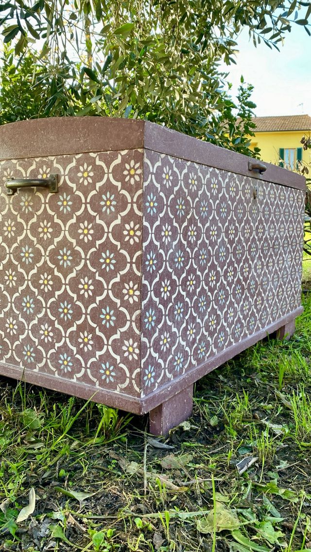 Baule decorato in legno