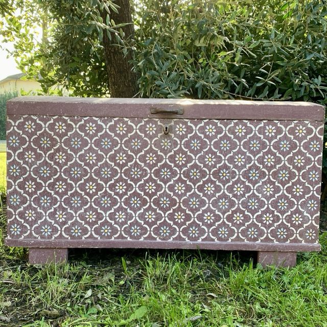Baule decorato in legno
