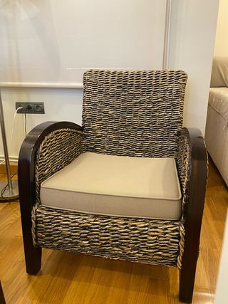 Sillón de mimbre y madera