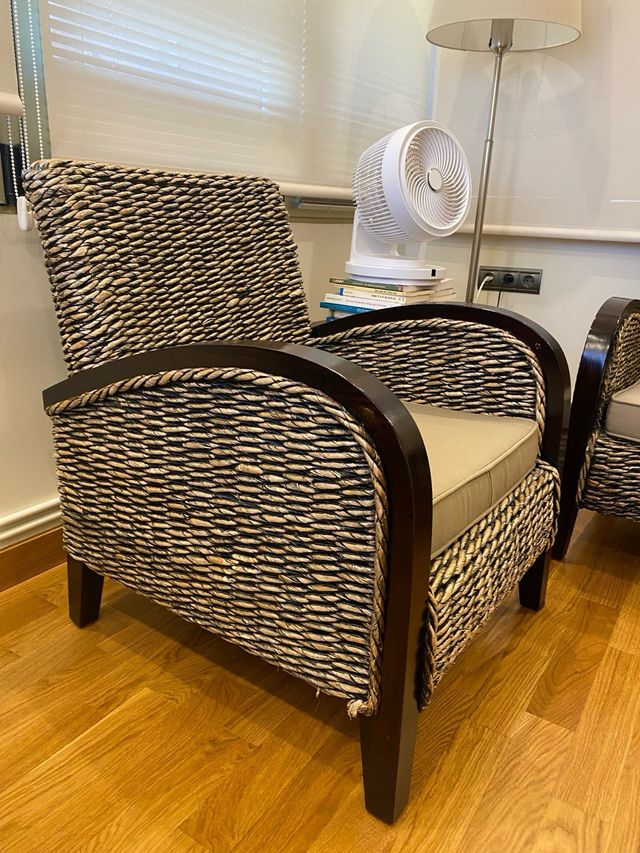 Sillón de mimbre y madera