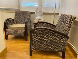 Sillón de mimbre y madera