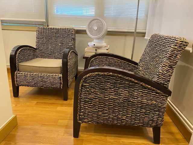 Sillón de mimbre y madera