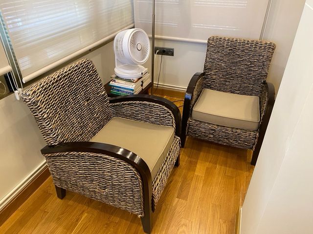 Sillón de mimbre y madera