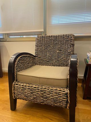 Sillón de mimbre y madera
