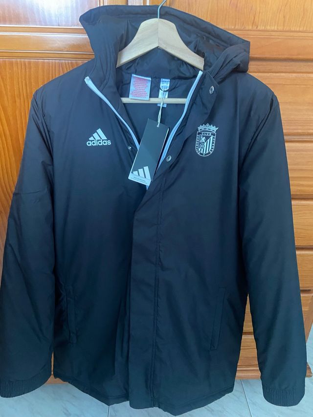 Abrigo Adidas Negro con Escudo