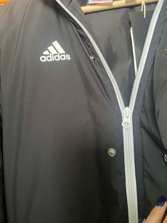 Abrigo Adidas Negro con Escudo