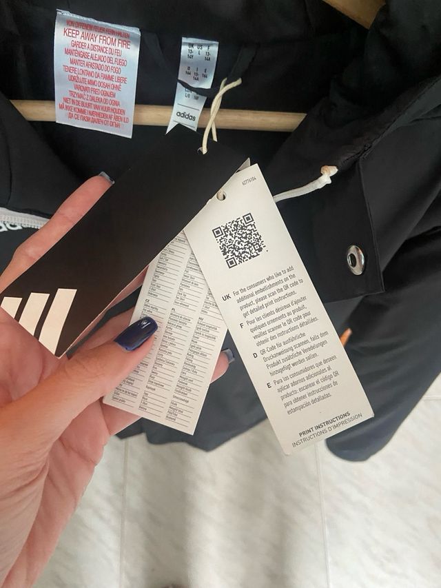 Abrigo Adidas Negro con Escudo