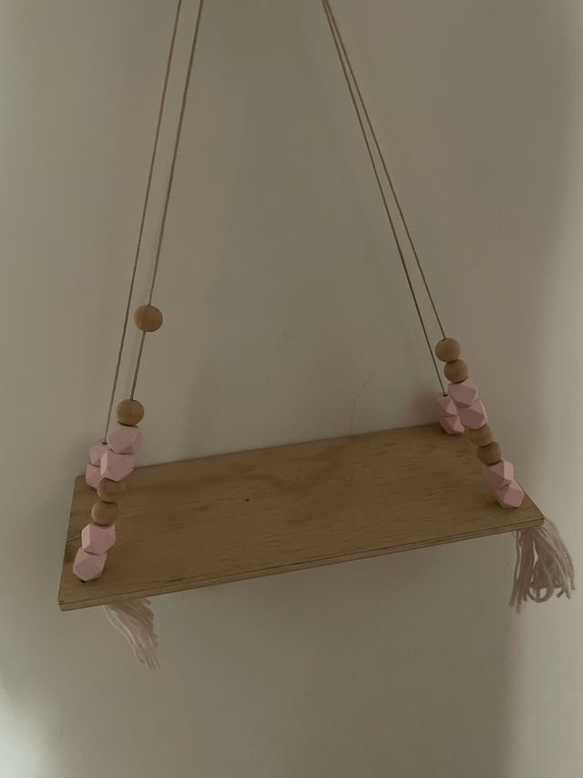 Estante de madera con cuentas