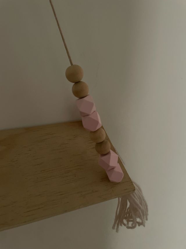 Estante de madera con cuentas