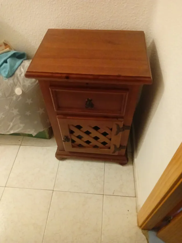 Mesita de noche de madera