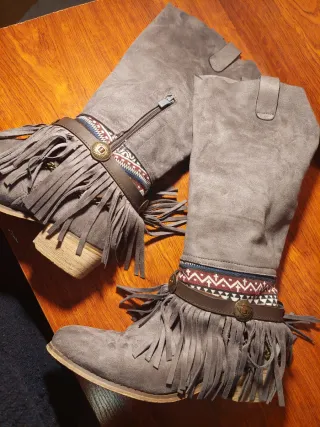 Botas grises con flecos y detalle étnico