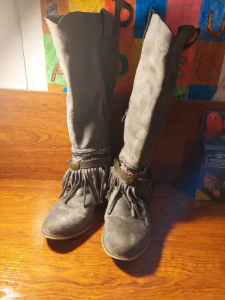 Botas grises con flecos y detalle étnico