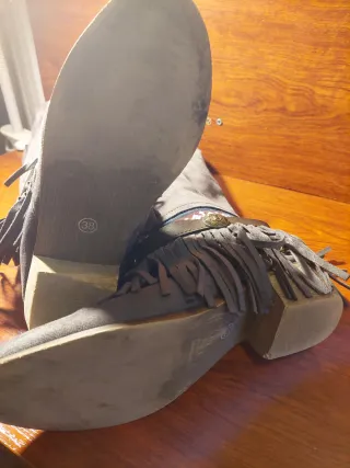 Botas grises con flecos y detalle étnico