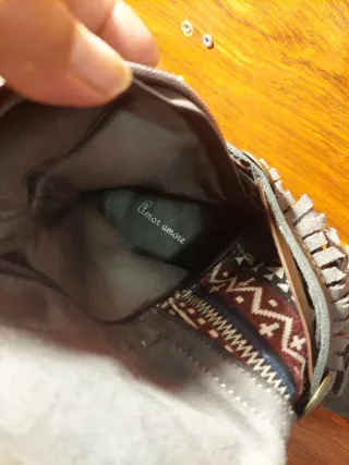 Botas grises con flecos y detalle étnico