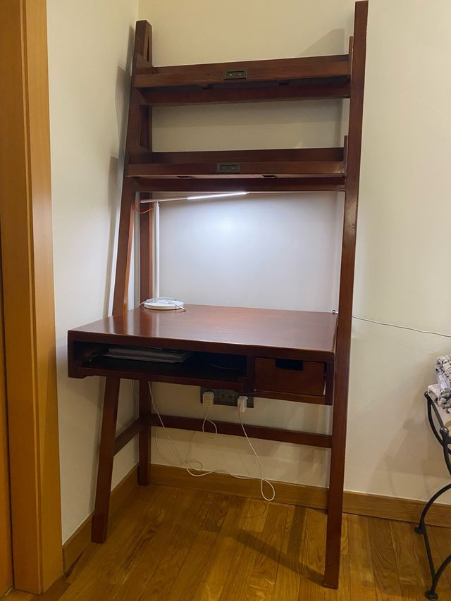 Escritorio de madera marrón