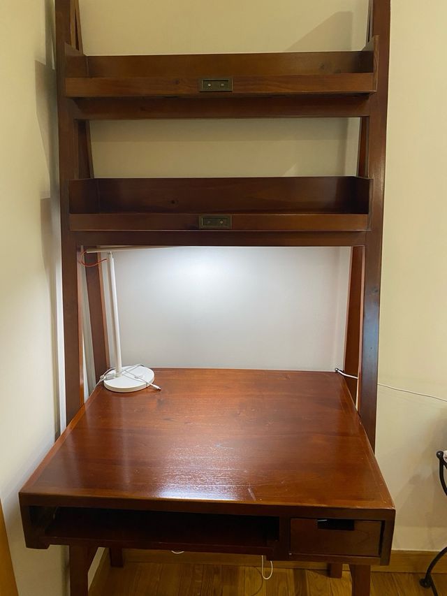 Escritorio de madera marrón