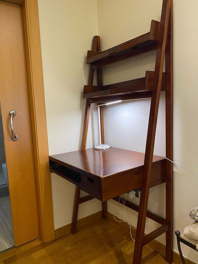 Escritorio de madera marrón