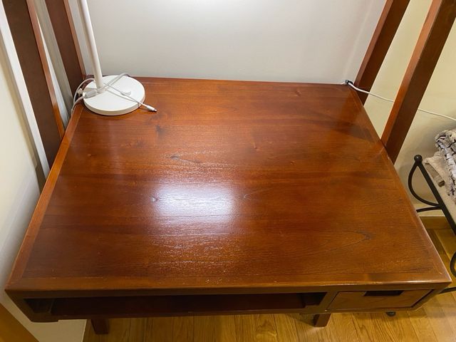 Escritorio de madera marrón