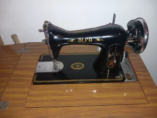 Máquina de coser Alfa antigua