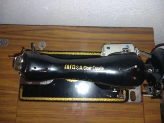 Máquina de coser Alfa antigua