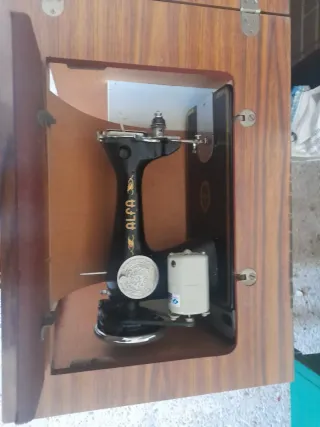 Máquina de coser Alfa antigua