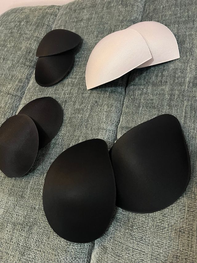 Almohadillas para sujetador (4 negras y 1 gris)