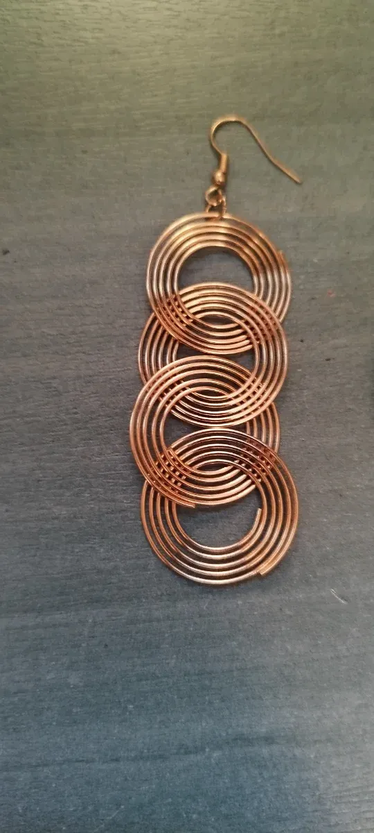 Pendientes largos dorados en espiral