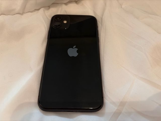 iPhone 11 nero 128 GB Batteria 85%
con cavo di ricarica