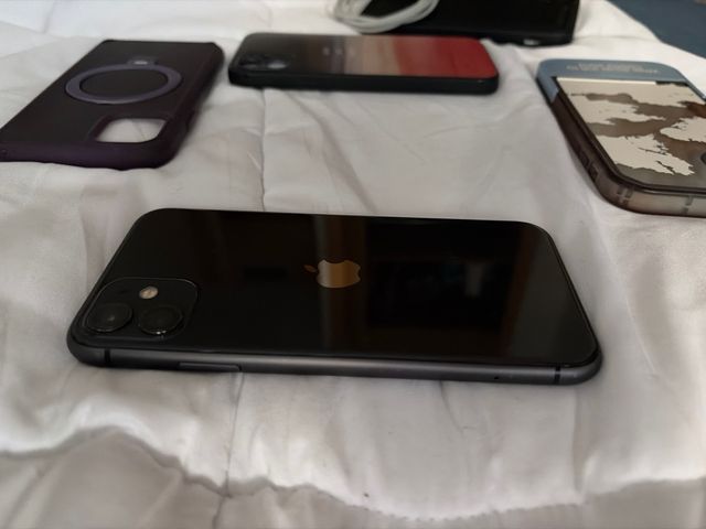 iPhone 11 nero 128 GB Batteria 85%
con cavo di ricarica