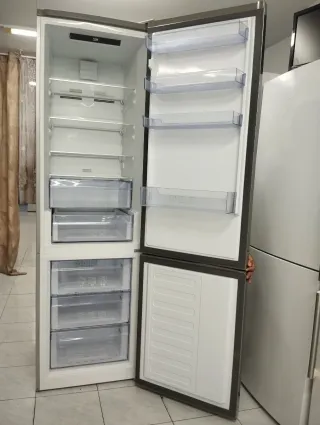 NEVERA MARCA BEKO PLATEADO