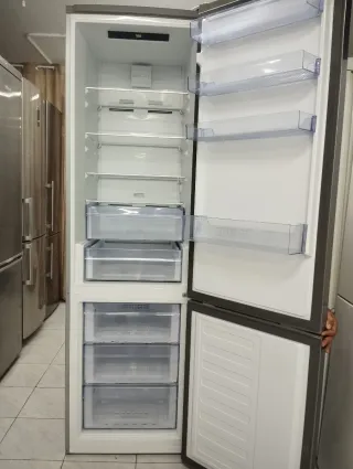 NEVERA MARCA BEKO PLATEADO