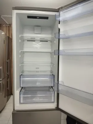 NEVERA MARCA BEKO PLATEADO