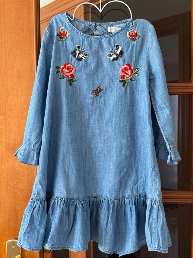Vestido vaquero Zara para niña bordado