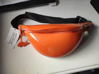 Riñonera Naranja Brillante con Adorno Tortuga