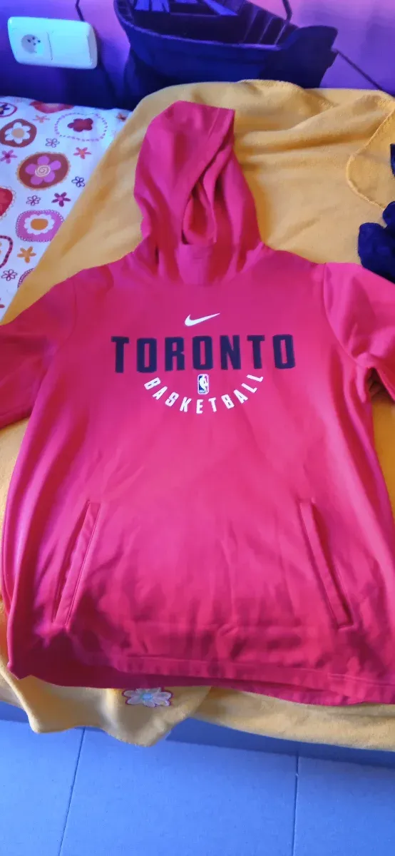 Sudadera Nike Unisex Roja,está en buenas condicion