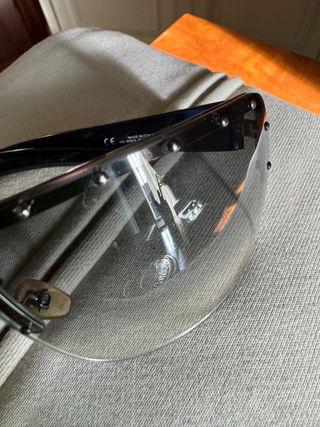 Gafas de sol Gucci negras y plateadas