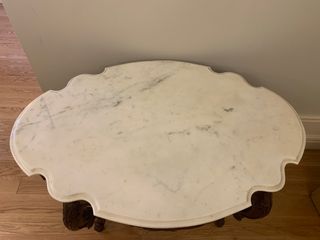 Mesa com tampo em mármore