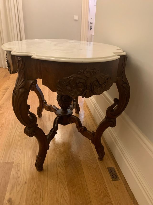 Mesa com tampo em mármore