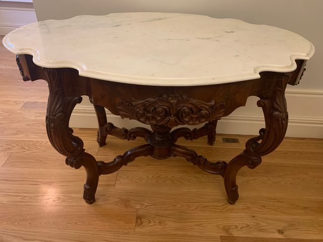 Mesa com tampo em mármore