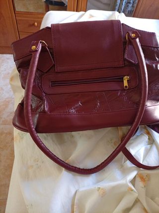 Bolso de piel de cordero color burdeos
